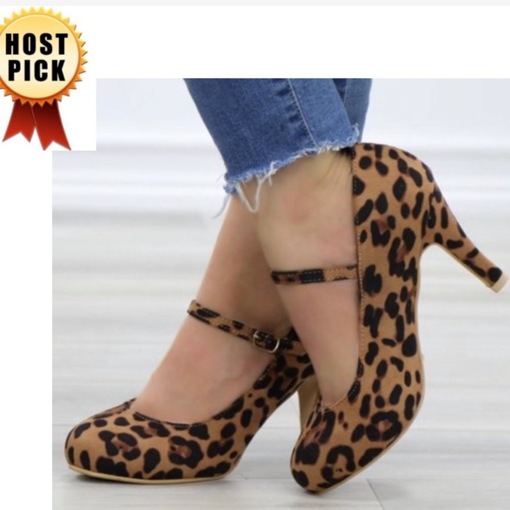 🎊HP🎊 NWT Rockabilly Strappy Leopard Suede Low 3.5” heel Size 5.5 boxed